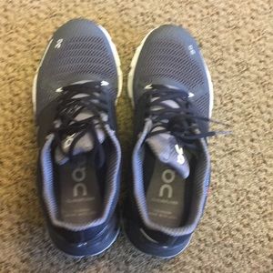 On cloudflyer black and white size 8